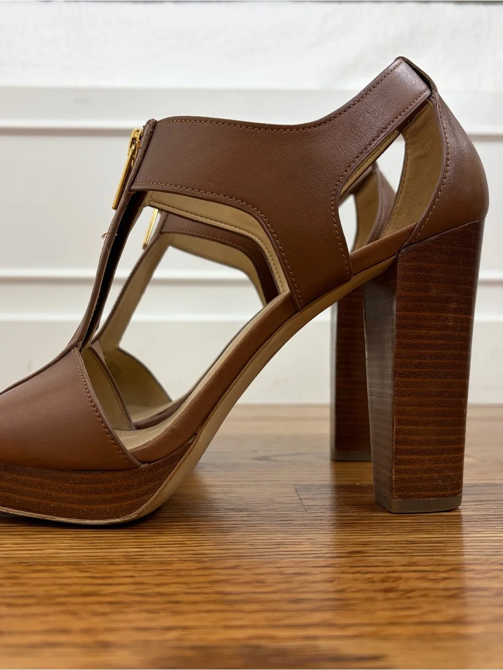 MK Berkley Luggage Brown Leather Mid Platform T-Strap Sandals (9.5)